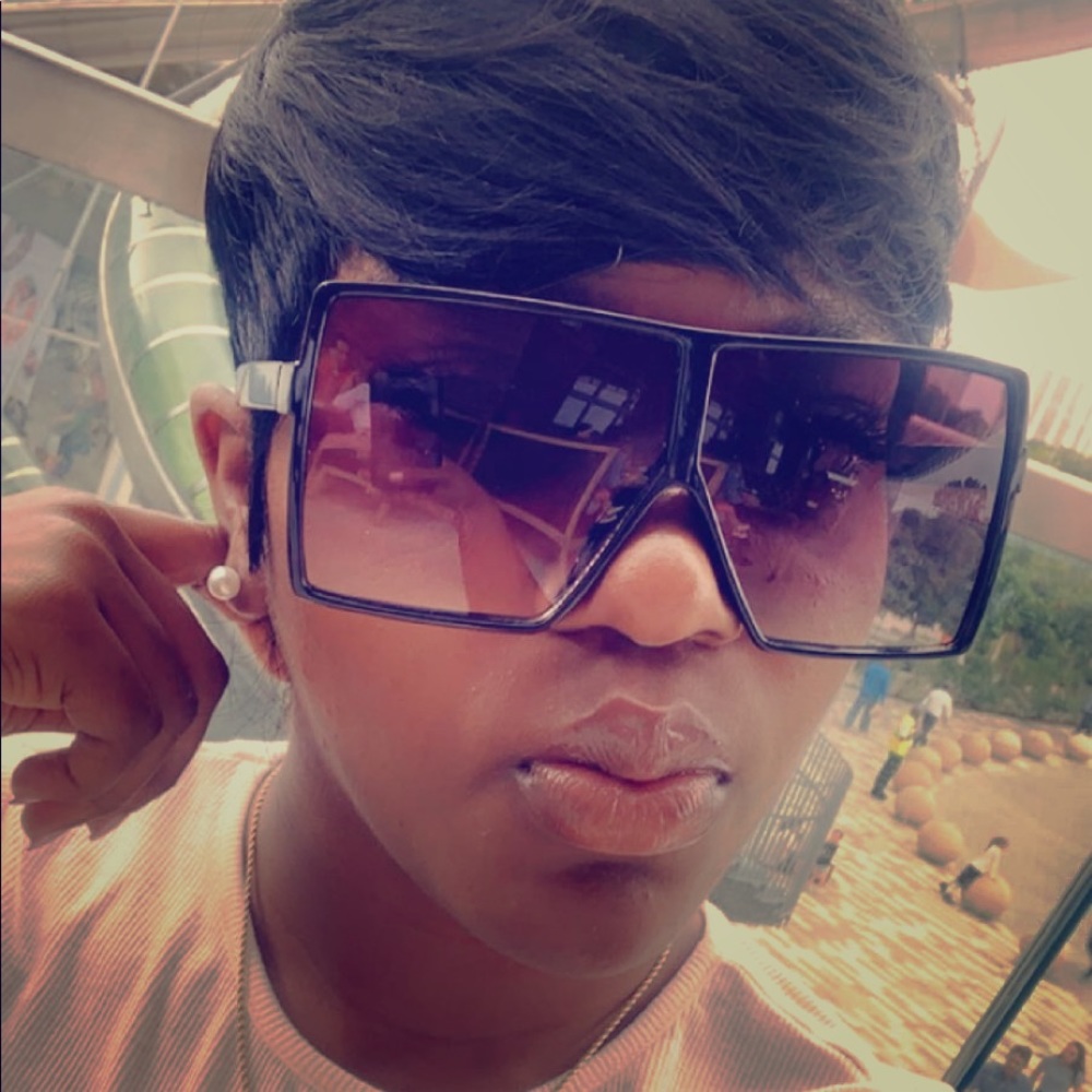 Meet your Posher, Monique